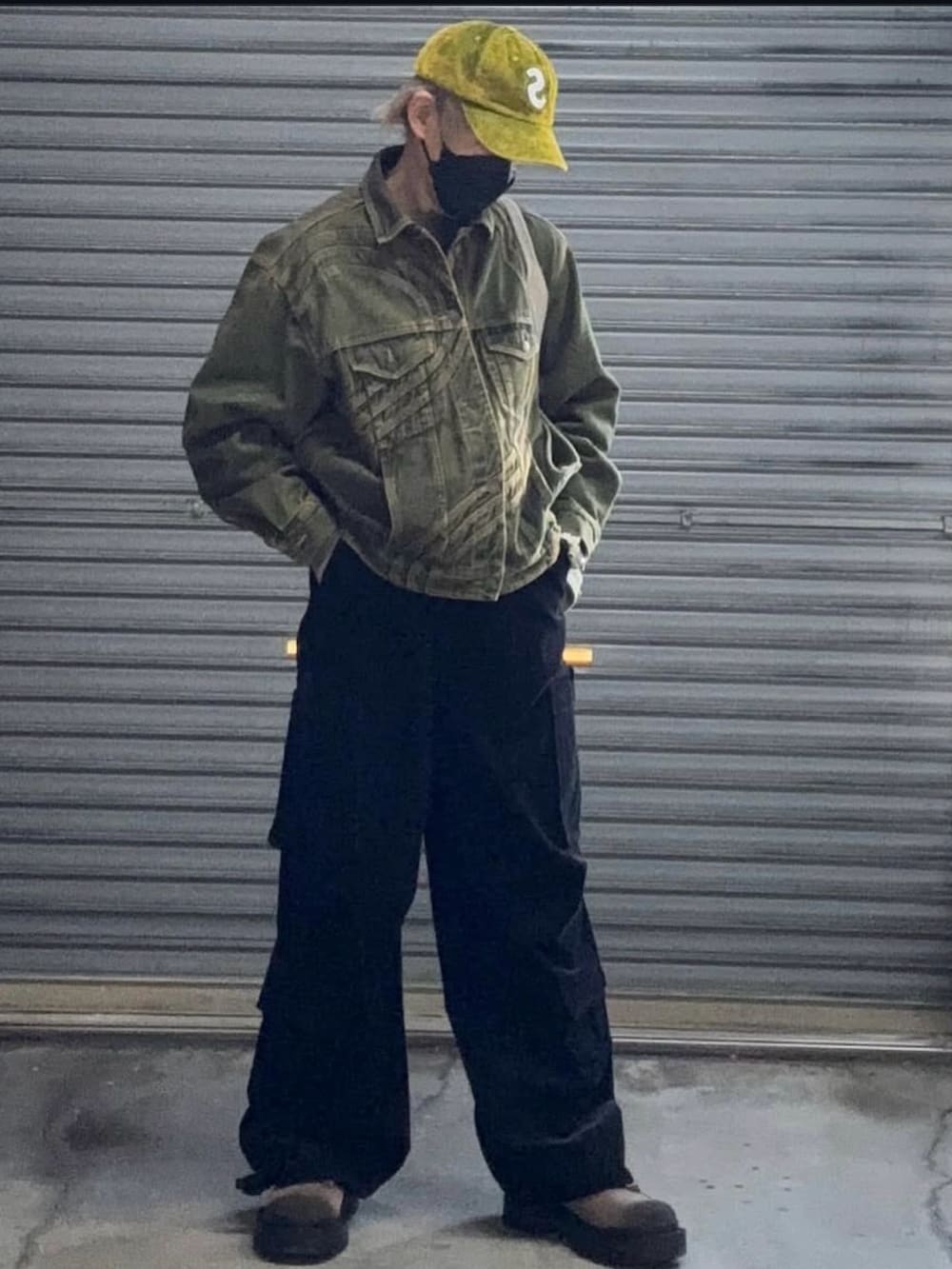 ベージュ系のデニムジャケット、ブラック系のカーゴパンツ、ブラウン系のその他シューズを着用したメンズの冬コーディネートの3枚目の写真