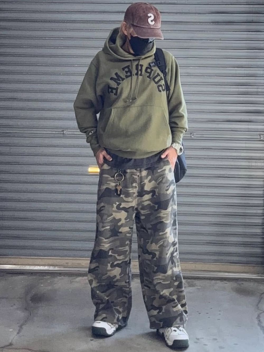 グリーン系のパーカー、グリーン系のその他パンツ、ホワイト系のスニーカーを着用したメンズの冬コーディネートの2枚目の写真