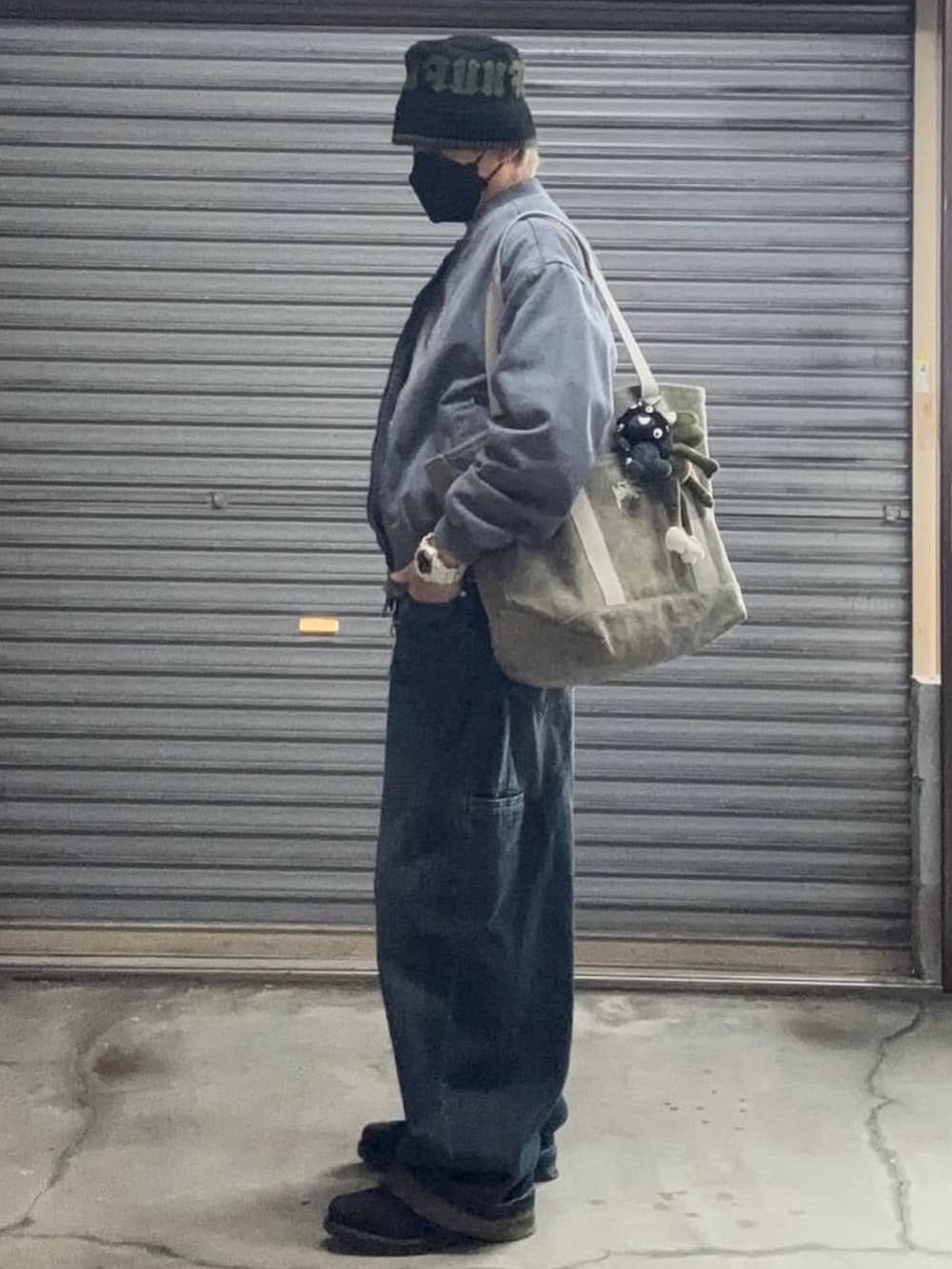 ブルー系のMA-1、ブルー系のデニムパンツ、グレー系のニット/セーターを着用したメンズの冬コーディネートの2枚目の写真