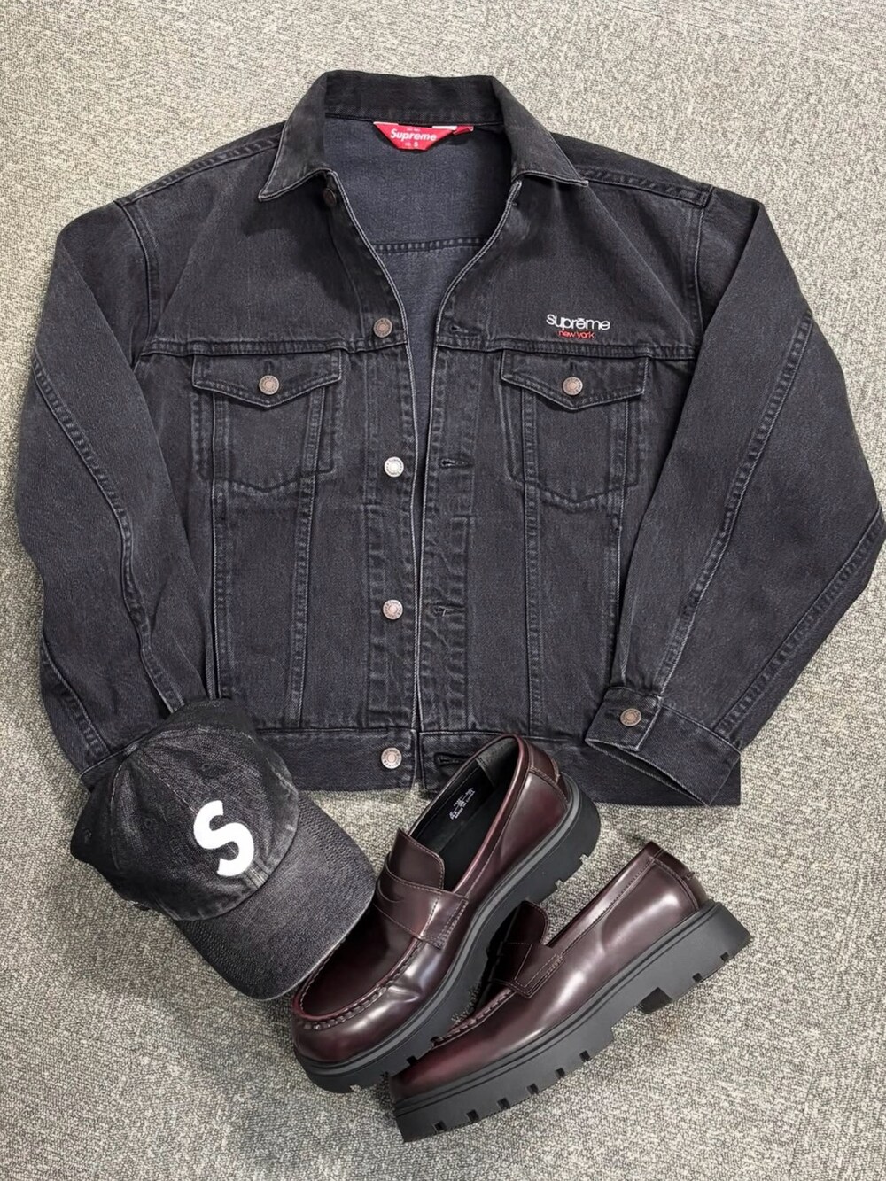 ブラック系のスラックス、ブラック系のデニムジャケット、ブラック系のキャップを着用したメンズの冬コーディネートの3枚目の写真