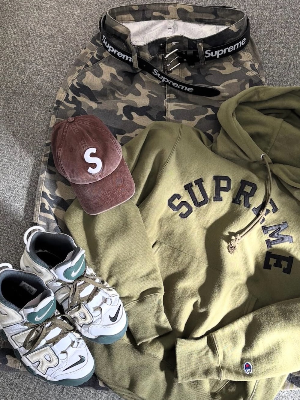 グリーン系のパーカー、グリーン系のその他パンツ、ホワイト系のスニーカーを着用したメンズの冬コーディネートの4枚目の写真