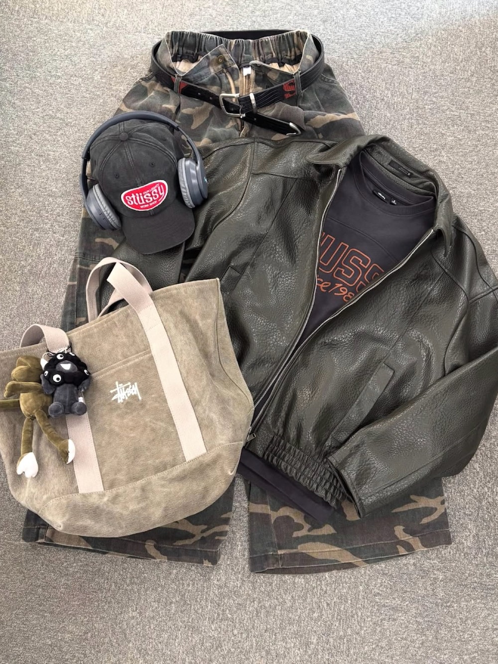 ブラック系のライダースジャケット、ブラック系のTシャツ/カットソー、グリーン系のその他パンツを着用したメンズの冬コーディネートの5枚目の写真