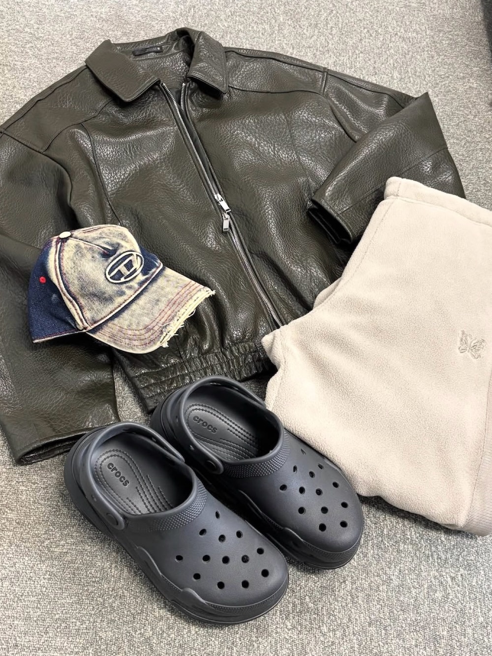 ブラック系のブルゾン、ベージュ系のスウェットパンツ、ブラック系のサンダルを着用したメンズの冬コーディネートの5枚目の写真