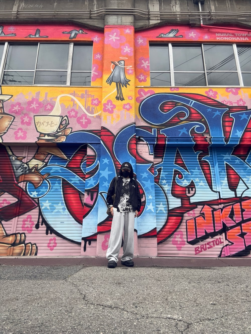 グレー系のスウェットパンツ、ブラック系のナイロンジャケット、ブラック系のサンダルを着用したメンズの冬コーディネートの5枚目の写真