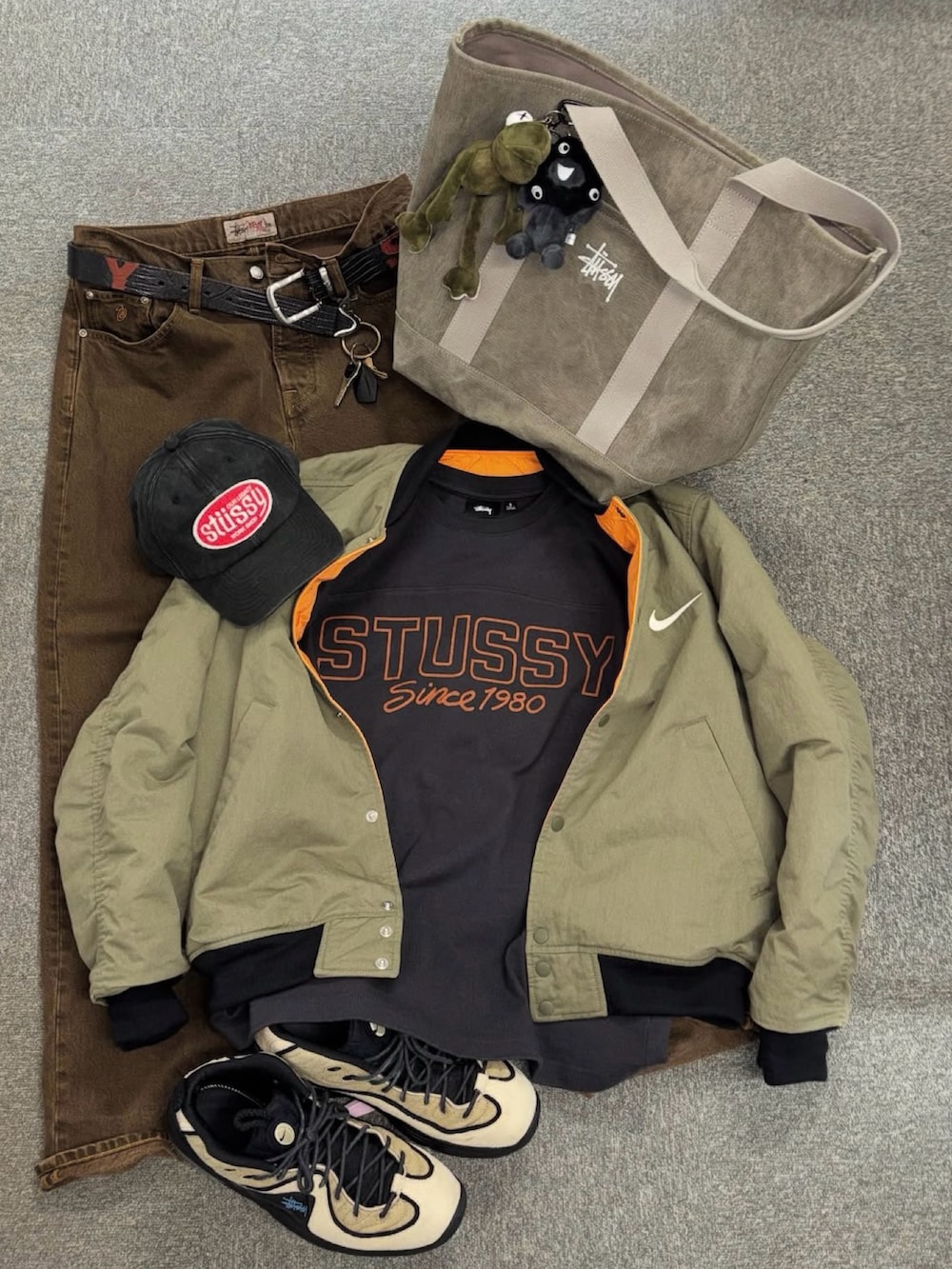 グリーン系のMA-1、ブラック系のTシャツ/カットソー、ブラウン系のデニムパンツを着用したメンズの冬コーディネートの5枚目の写真