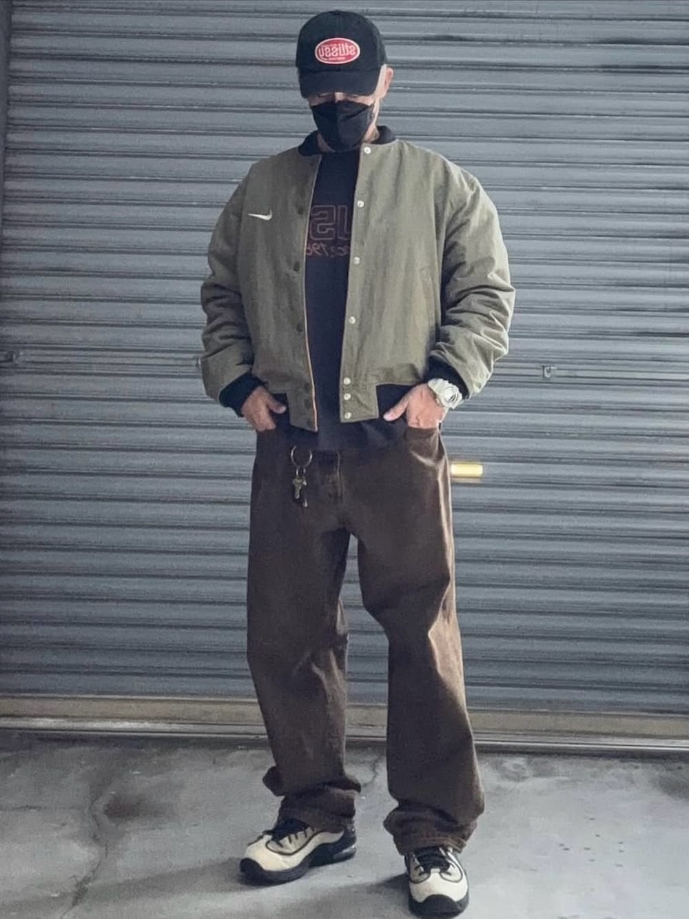 グリーン系のMA-1、ブラック系のTシャツ/カットソー、ブラウン系のデニムパンツを着用したメンズの冬コーディネートの3枚目の写真