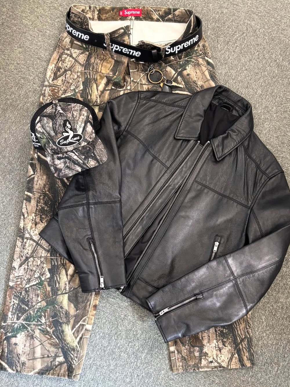 ブラック系のライダースジャケット、グリーン系のデニムパンツ、ブラック系のブーツを着用したメンズの冬コーディネートの5枚目の写真