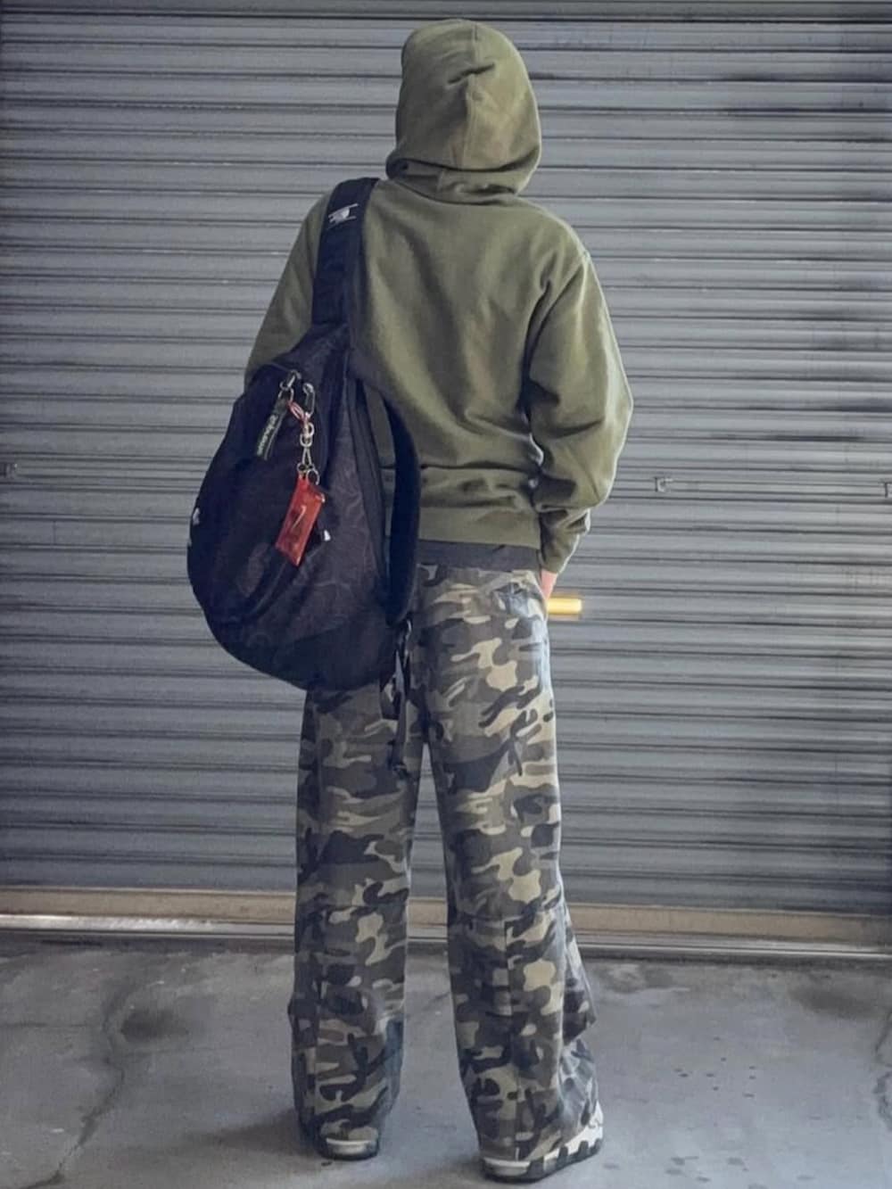 グリーン系のパーカー、グリーン系のその他パンツ、ホワイト系のスニーカーを着用したメンズの冬コーディネートの3枚目の写真