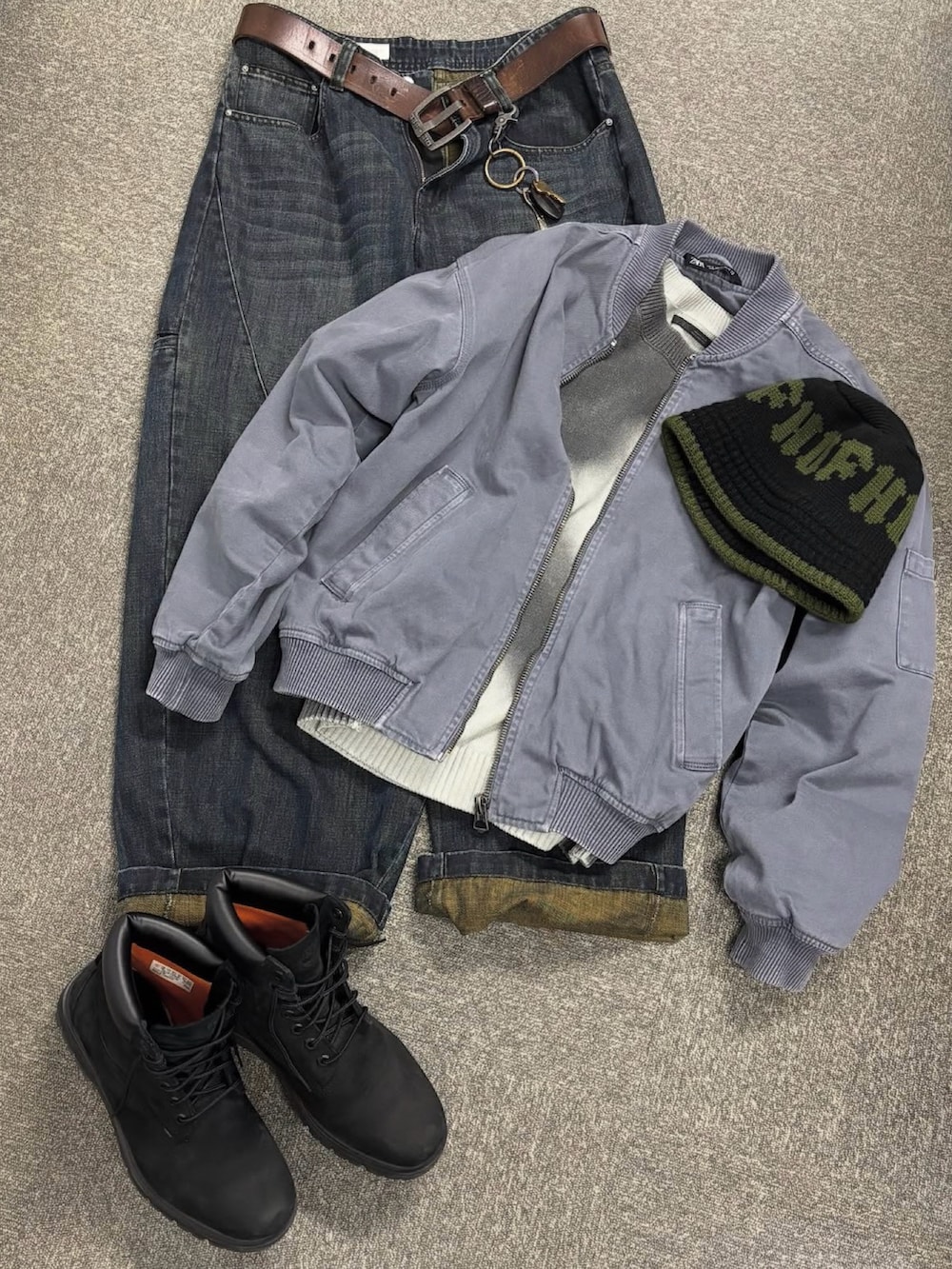 ブルー系のMA-1、ブルー系のデニムパンツ、グレー系のニット/セーターを着用したメンズの冬コーディネートの5枚目の写真