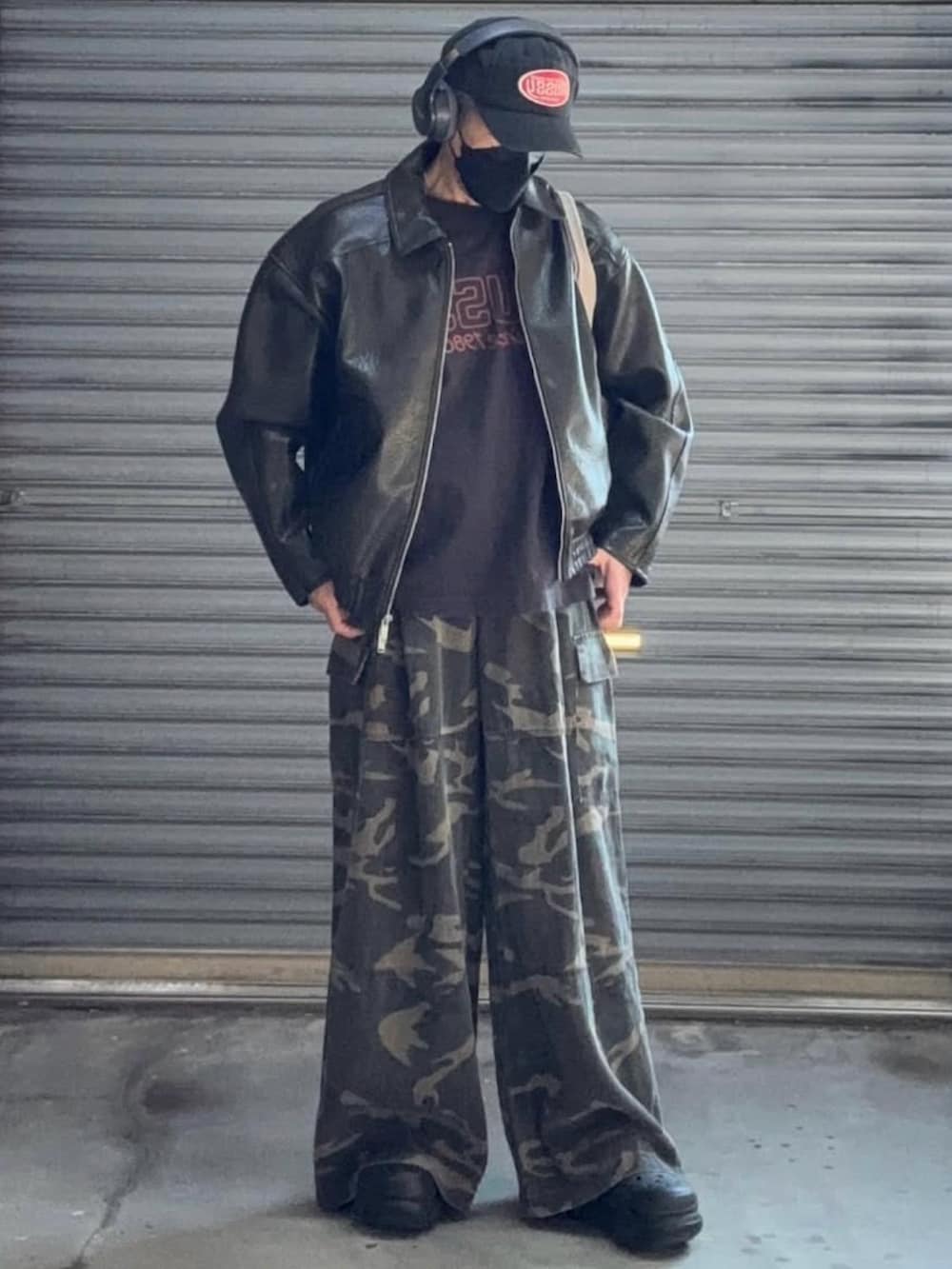 ブラック系のライダースジャケット、ブラック系のTシャツ/カットソー、グリーン系のその他パンツを着用したメンズの冬コーディネートの2枚目の写真