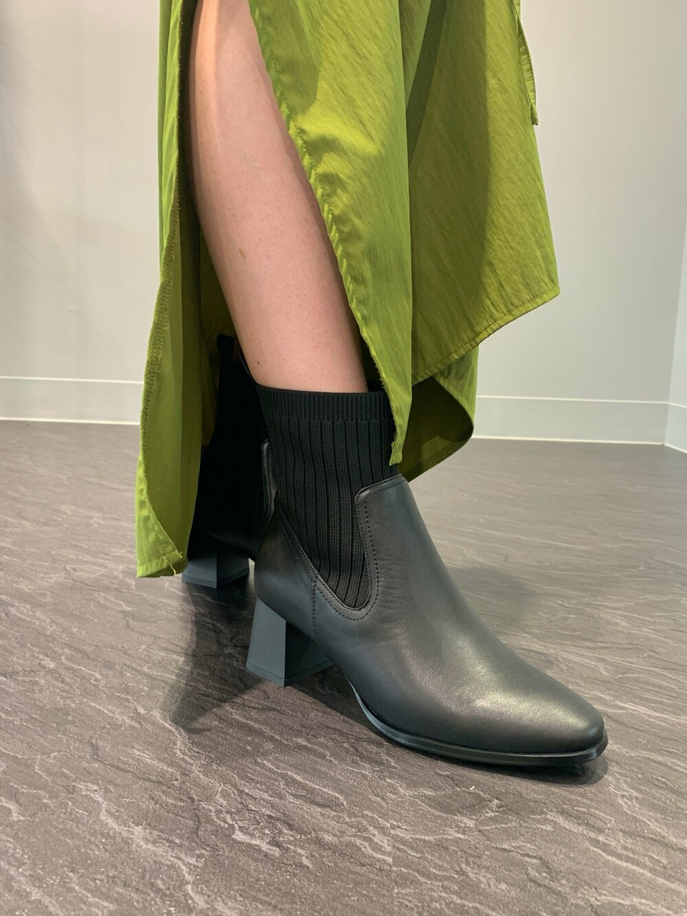 ブラック系のブーツを着用したレディースの秋コーディネートの2枚目の写真