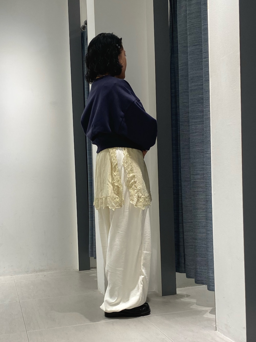 ホワイト系のその他パンツ、ベージュ系のキャミソール、ブルー系のスウェットを着用したレディースの冬コーディネートの3枚目の写真