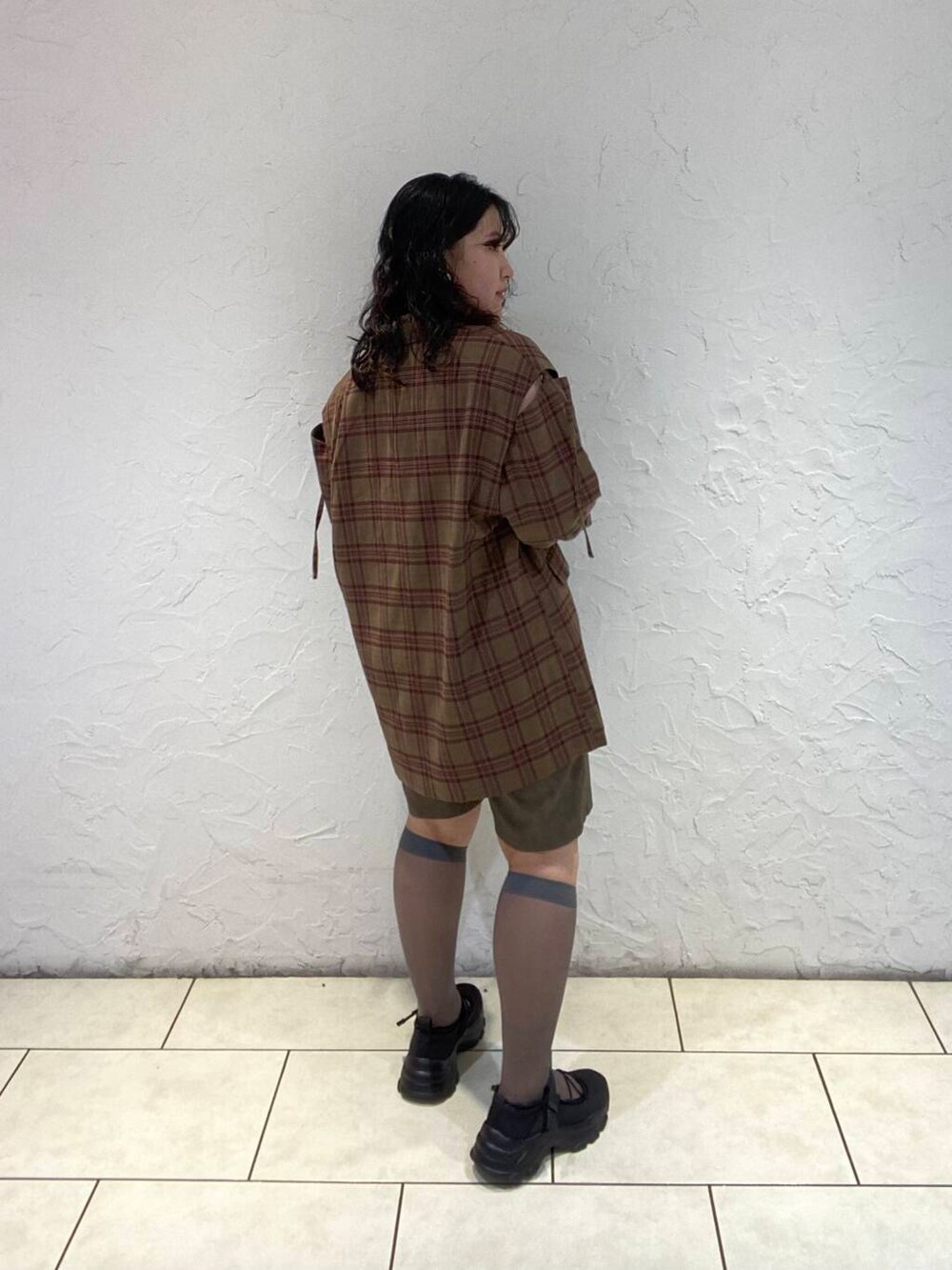 ブラック系のスニーカー、レッド系のその他アウター、ブラウン系のその他パンツを着用したレディースの夏コーディネートの3枚目の写真