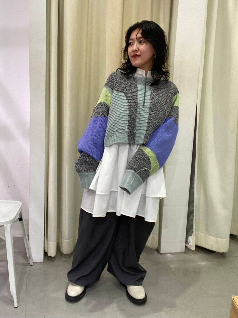 ホワイト系のワンピース、グレー系のその他パンツ、グレー系のニット/セーターを着用したレディースの秋コーディネートの2枚目の写真
