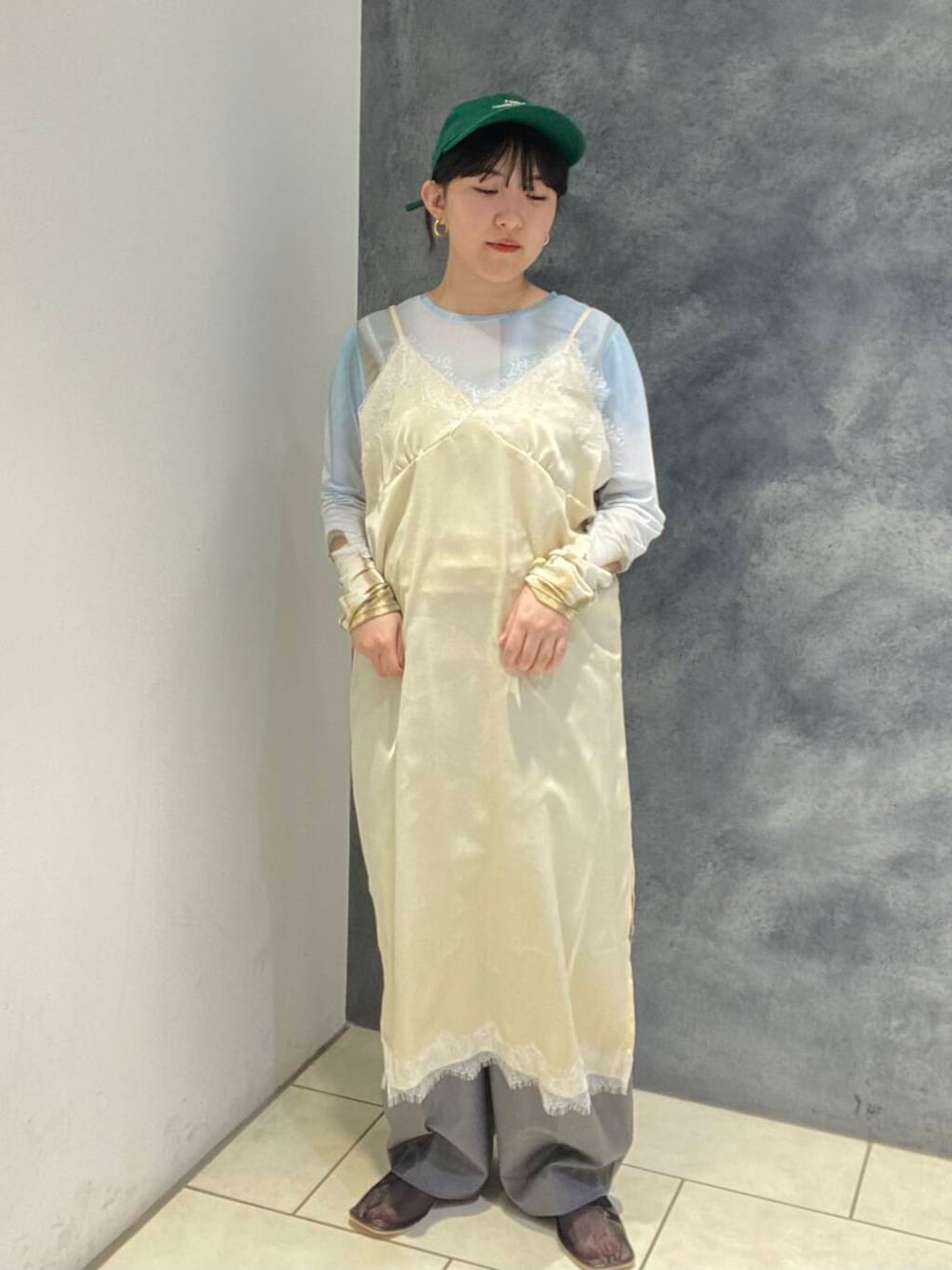 グレー系のその他パンツ、ホワイト系のその他アウター、ブルー系のTシャツ/カットソーを着用したレディースの春コーディネートの2枚目の写真