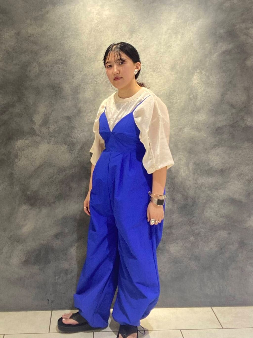 ブルー系のサロペット/オーバーオール、ベージュ系のTシャツ/カットソーを着用したレディースの夏コーディネートの2枚目の写真