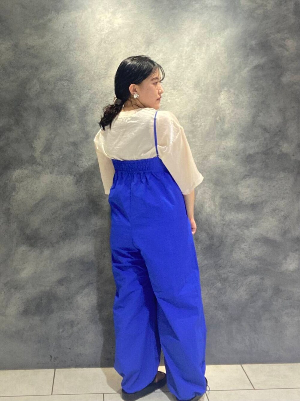 ブルー系のサロペット/オーバーオール、ベージュ系のTシャツ/カットソーを着用したレディースの夏コーディネートの3枚目の写真