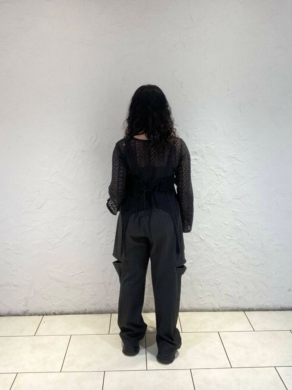 ブラック系のスニーカー、ブラック系のその他トップス、ブラック系のTシャツ/カットソーを着用したレディースの夏コーディネートの4枚目の写真