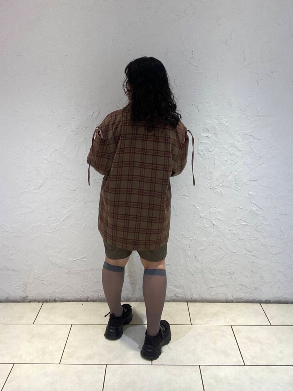 ブラック系のスニーカー、レッド系のその他アウター、ブラウン系のその他パンツを着用したレディースの夏コーディネートの4枚目の写真