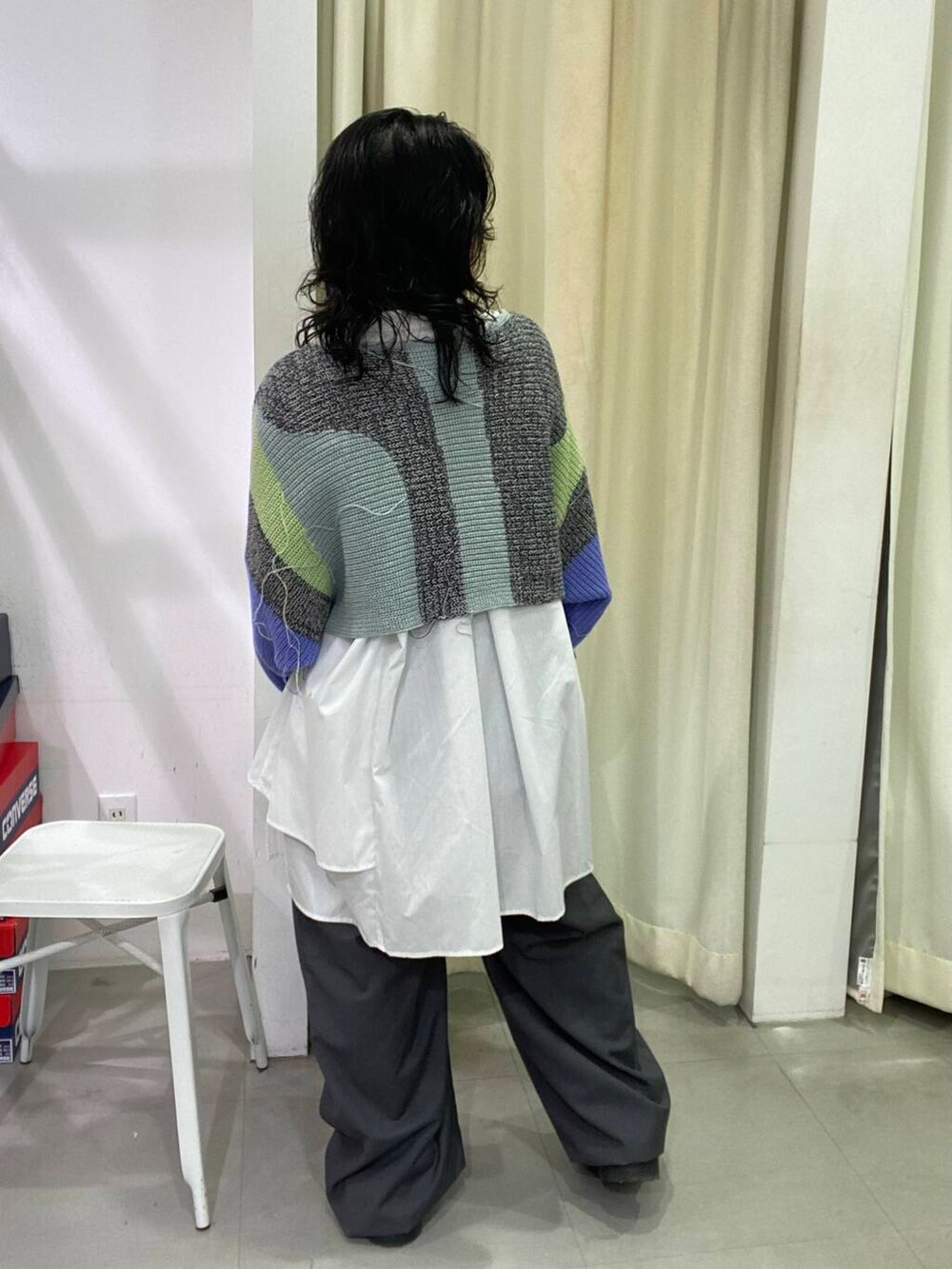 ホワイト系のワンピース、グレー系のその他パンツ、グレー系のニット/セーターを着用したレディースの秋コーディネートの5枚目の写真