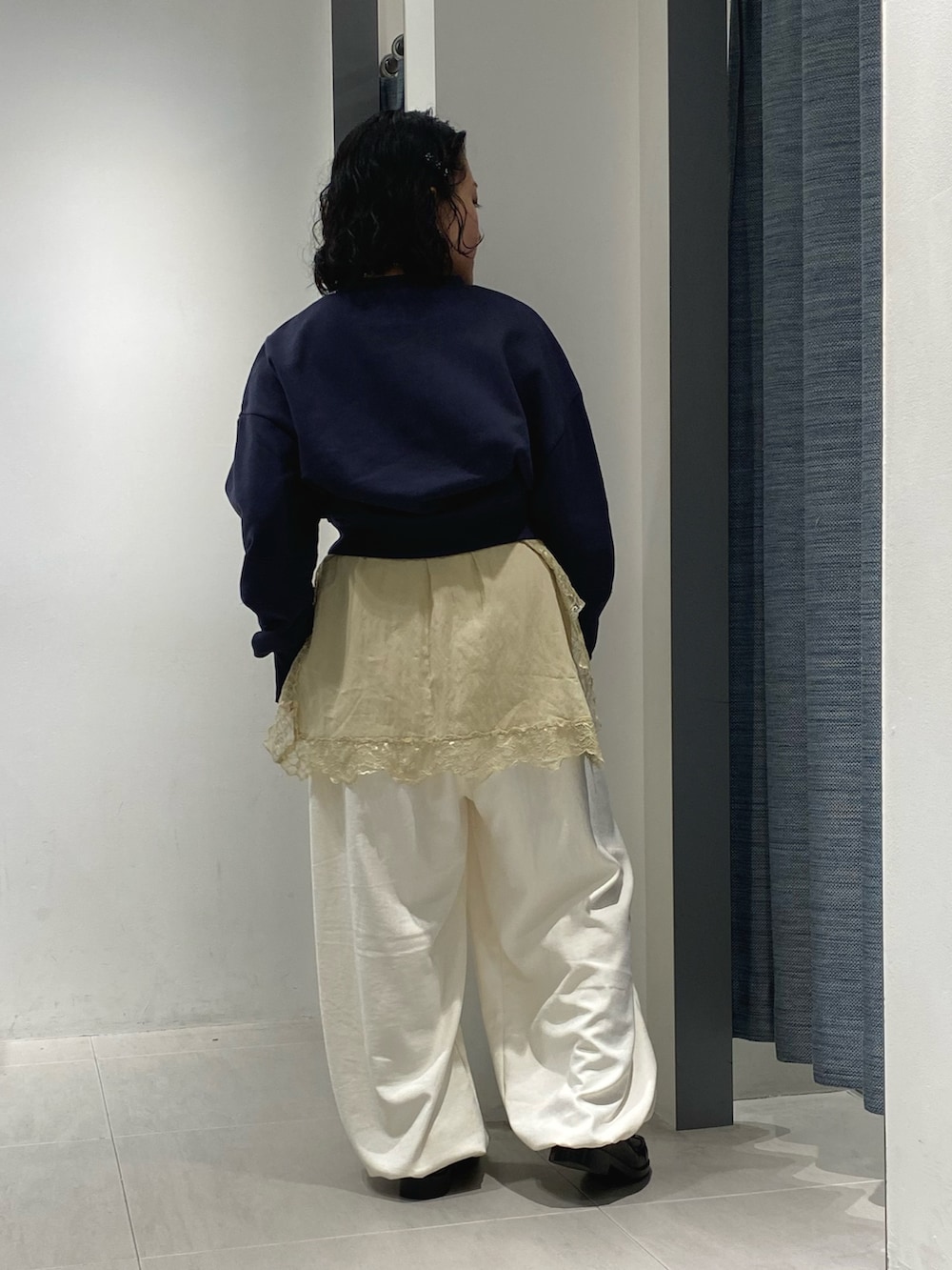 ホワイト系のその他パンツ、ベージュ系のキャミソール、ブルー系のスウェットを着用したレディースの冬コーディネートの2枚目の写真