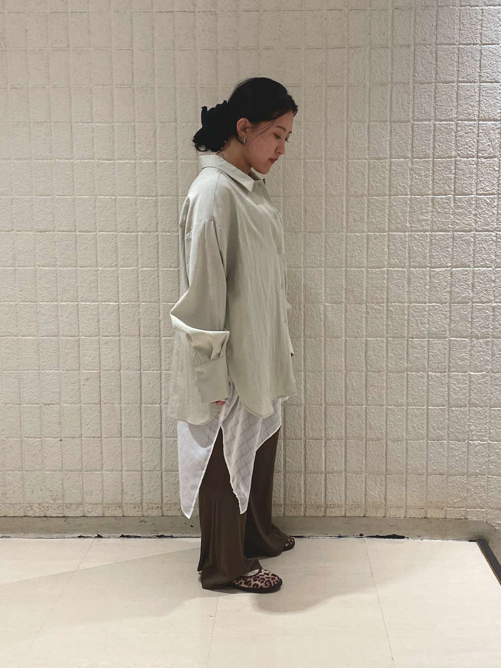 グリーン系のシャツ/ブラウス、ホワイト系のその他トップス、ブラウン系のその他パンツを着用したレディースの春コーディネートの3枚目の写真