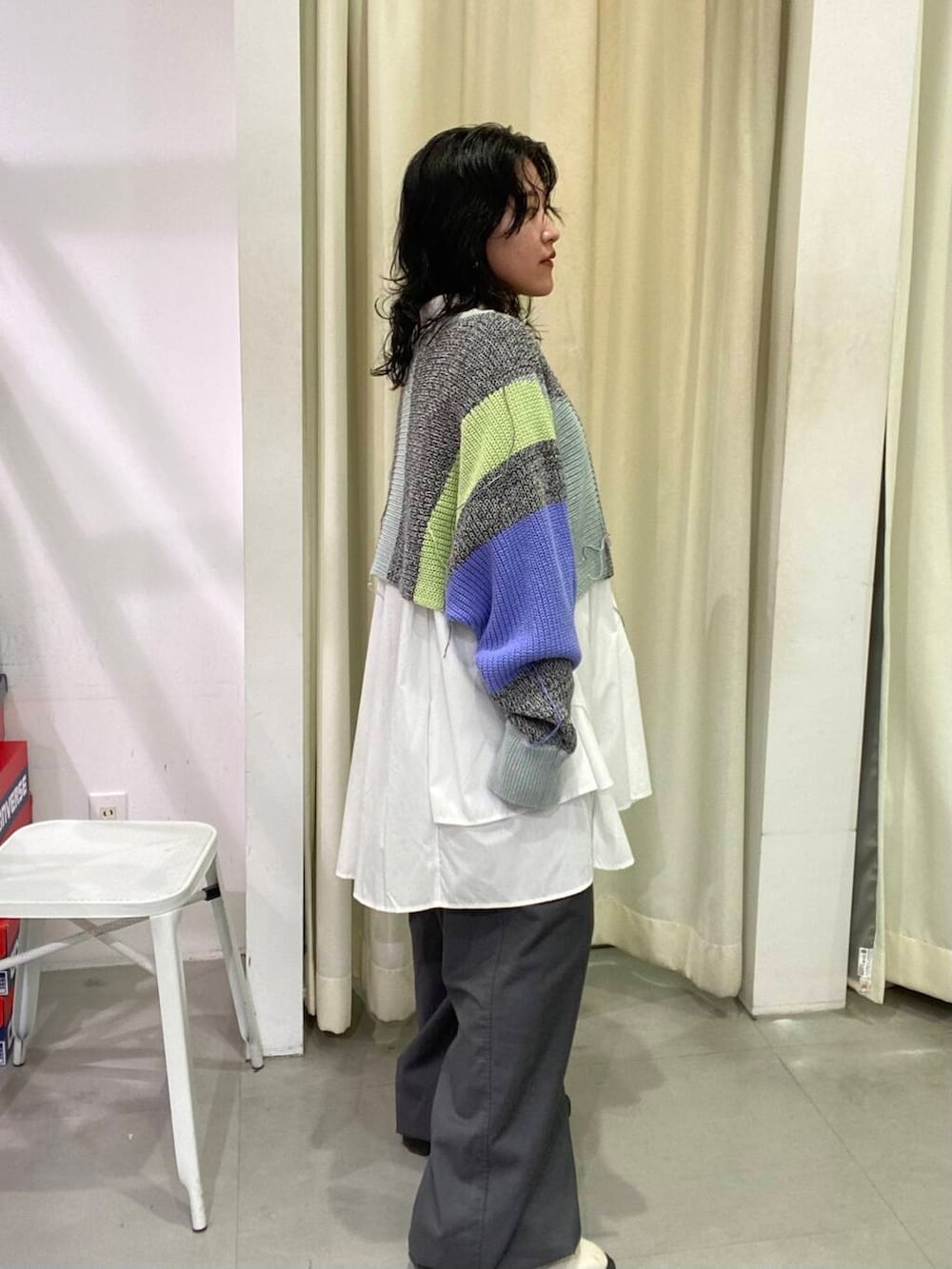 ホワイト系のワンピース、グレー系のその他パンツ、グレー系のニット/セーターを着用したレディースの秋コーディネートの4枚目の写真
