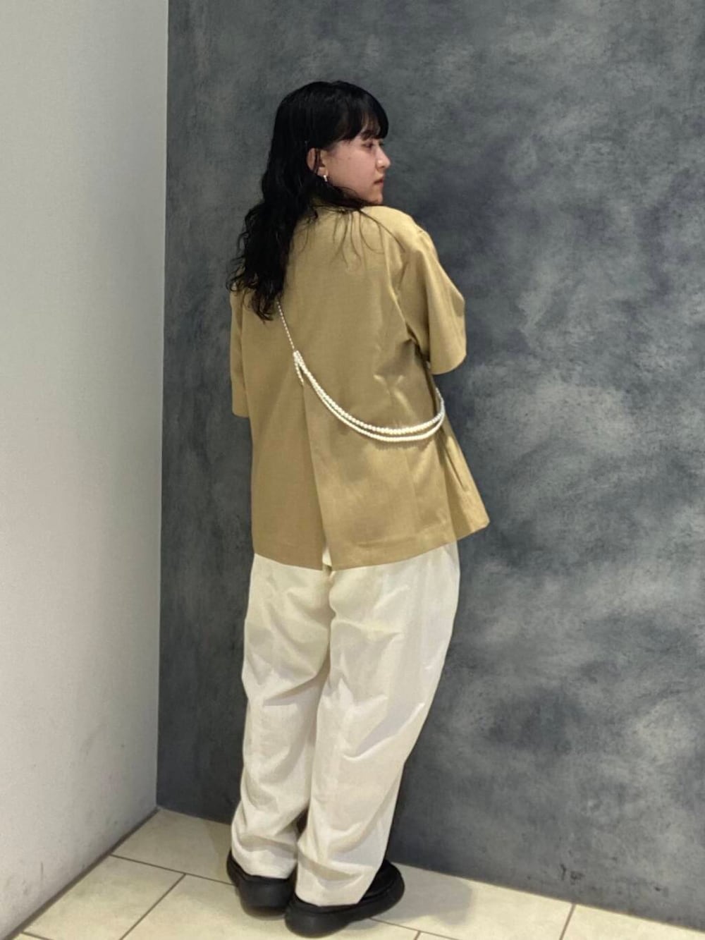 ホワイト系のTシャツ/カットソー、ホワイト系のその他パンツ、ベージュ系のその他アウターを着用したレディースの春コーディネートの3枚目の写真