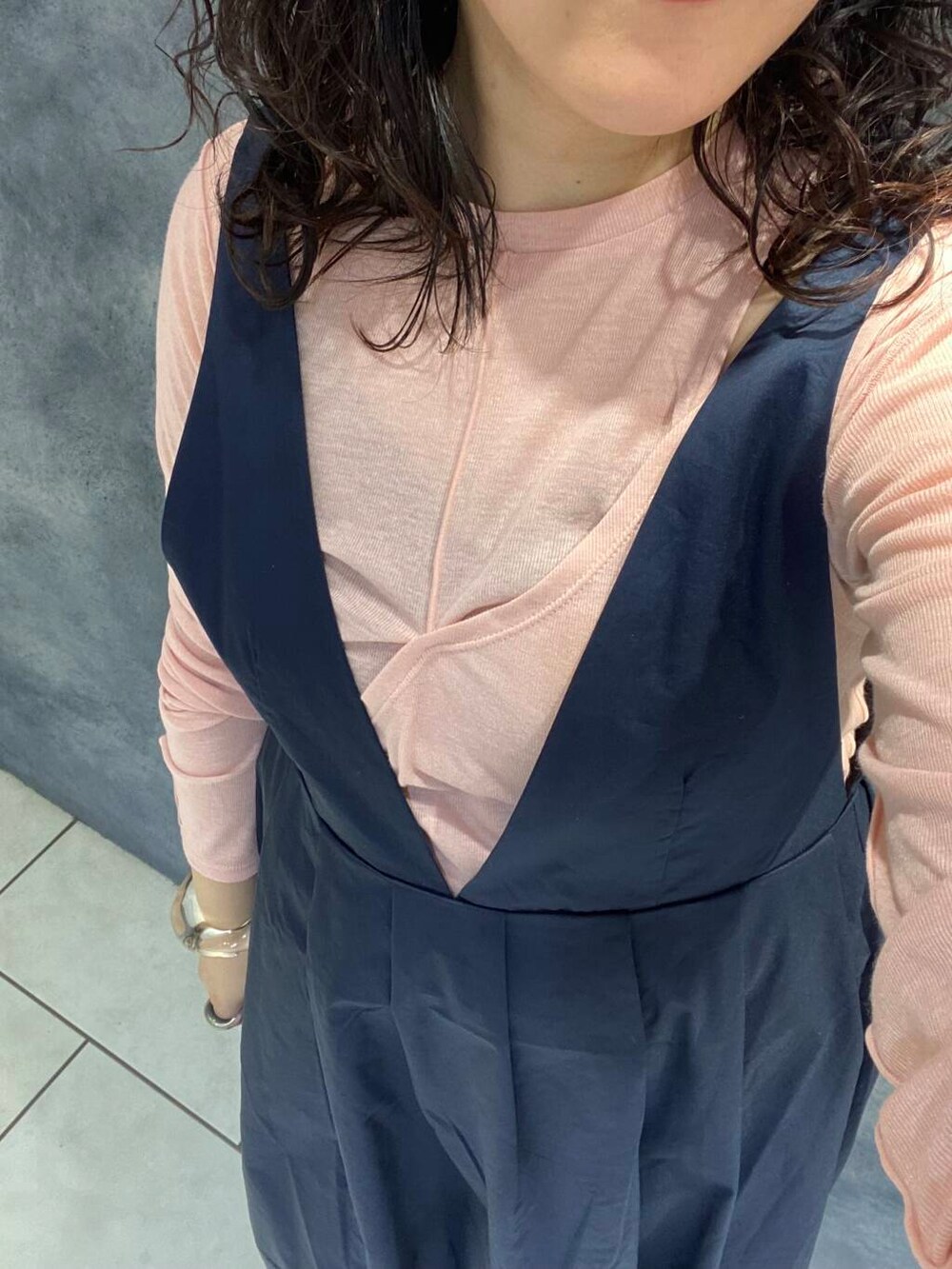 ブラウン系のサンダル、ピンク系のTシャツ/カットソー、ブルー系のワンピースを着用したレディースの夏コーディネートの4枚目の写真