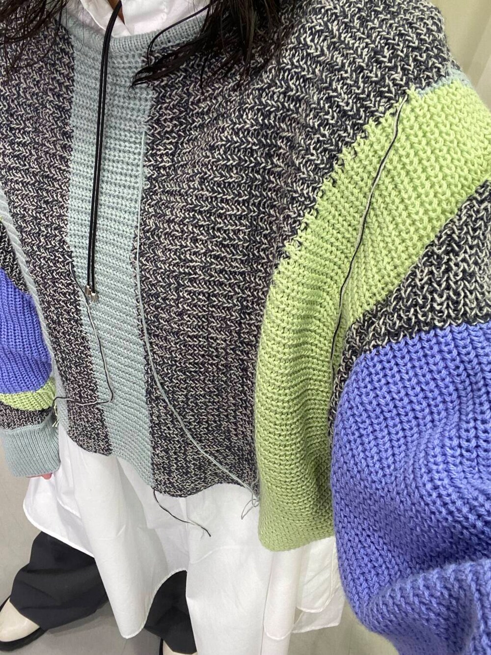 ホワイト系のワンピース、グレー系のその他パンツ、グレー系のニット/セーターを着用したレディースの秋コーディネートの6枚目の写真