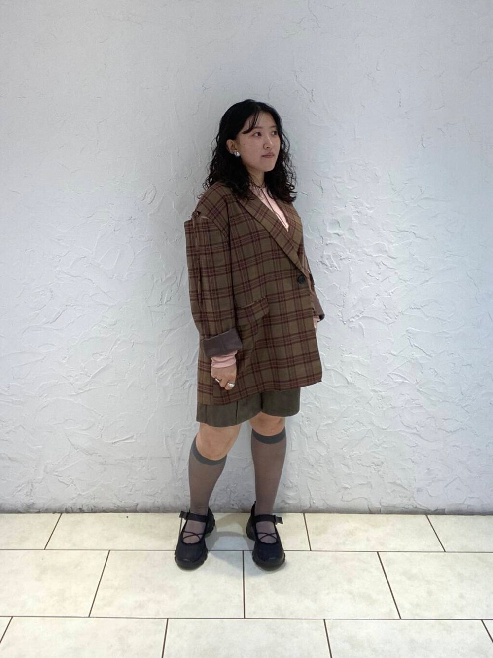 ブラック系のスニーカー、レッド系のその他アウター、ブラウン系のその他パンツを着用したレディースの夏コーディネートの2枚目の写真