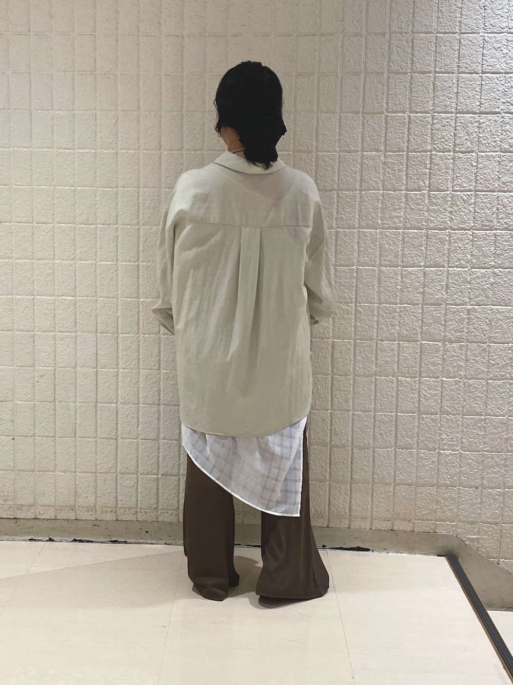 グリーン系のシャツ/ブラウス、ホワイト系のその他トップス、ブラウン系のその他パンツを着用したレディースの春コーディネートの2枚目の写真