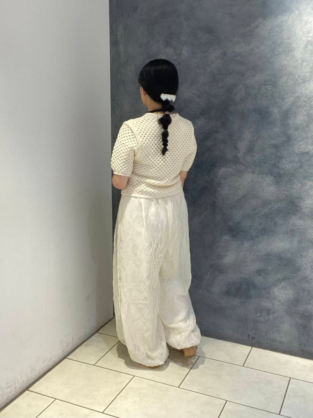 ホワイト系のその他パンツ、ホワイト系のベスト、ホワイト系のニット/セーターを着用したレディースの春コーディネートの3枚目の写真