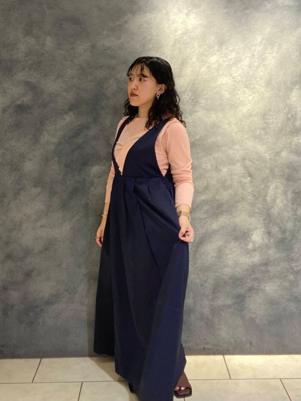 ブラウン系のサンダル、ピンク系のTシャツ/カットソー、ブルー系のワンピースを着用したレディースの夏コーディネートの2枚目の写真