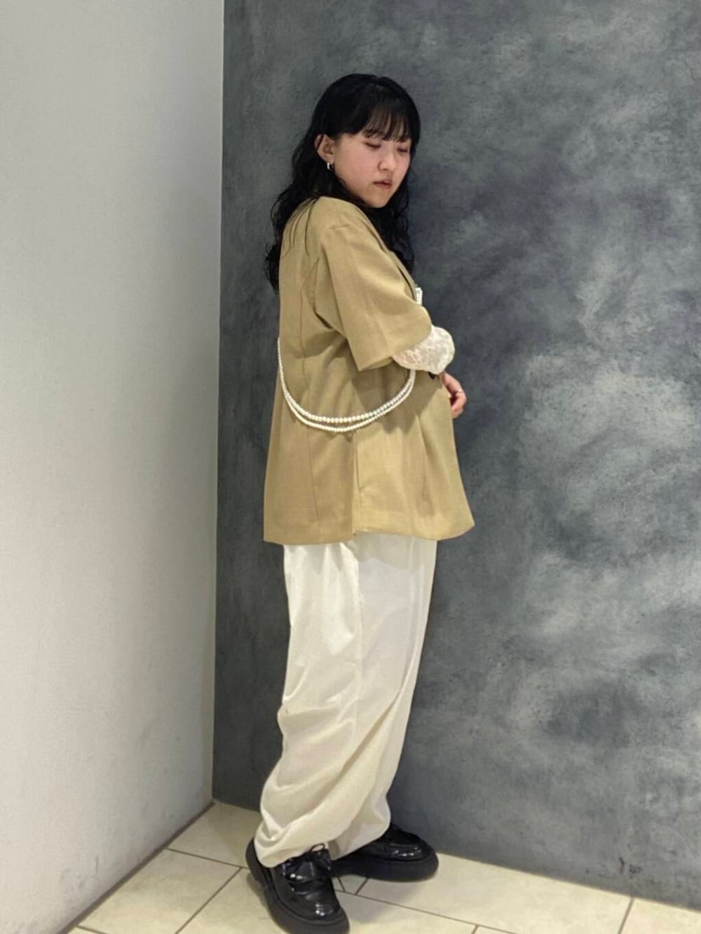 ホワイト系のTシャツ/カットソー、ホワイト系のその他パンツ、ベージュ系のその他アウターを着用したレディースの春コーディネートの2枚目の写真