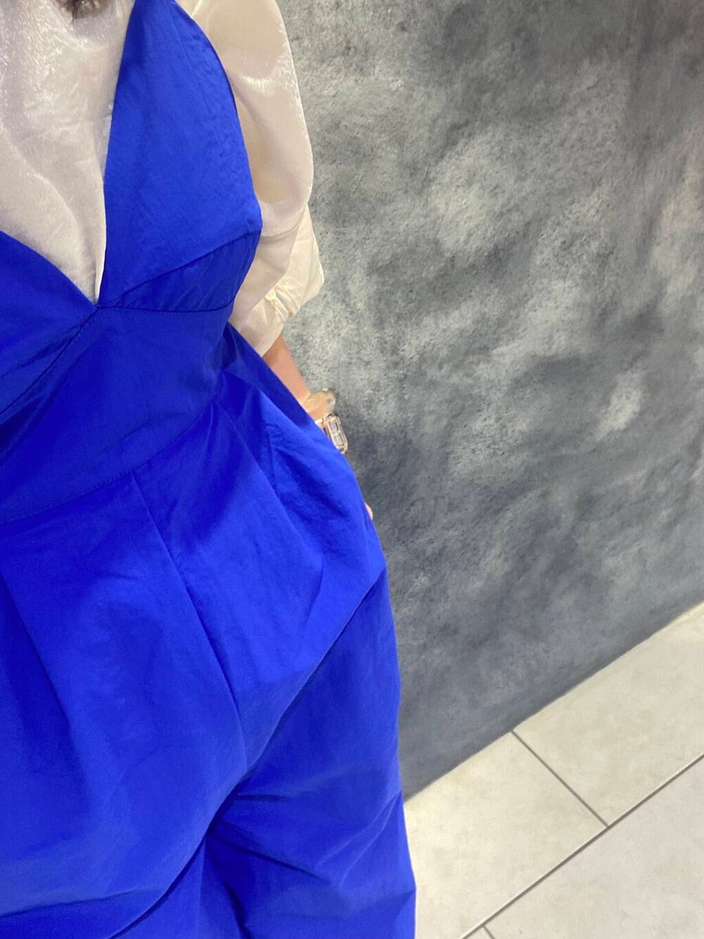 ブルー系のサロペット/オーバーオール、ベージュ系のTシャツ/カットソーを着用したレディースの夏コーディネートの4枚目の写真