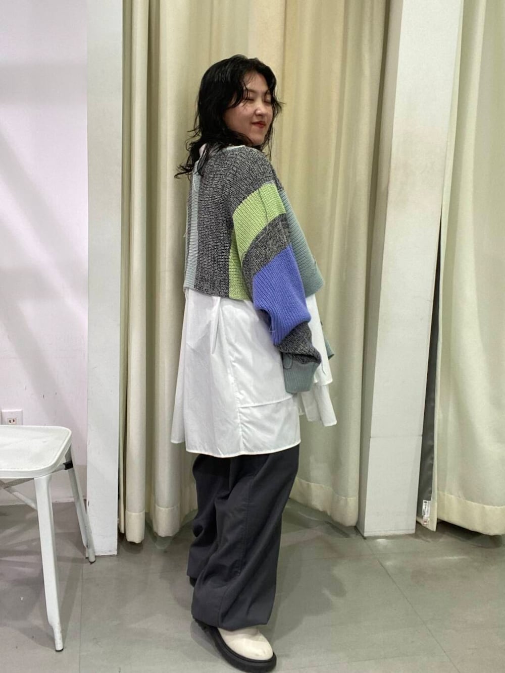 ホワイト系のワンピース、グレー系のその他パンツ、グレー系のニット/セーターを着用したレディースの秋コーディネートの3枚目の写真