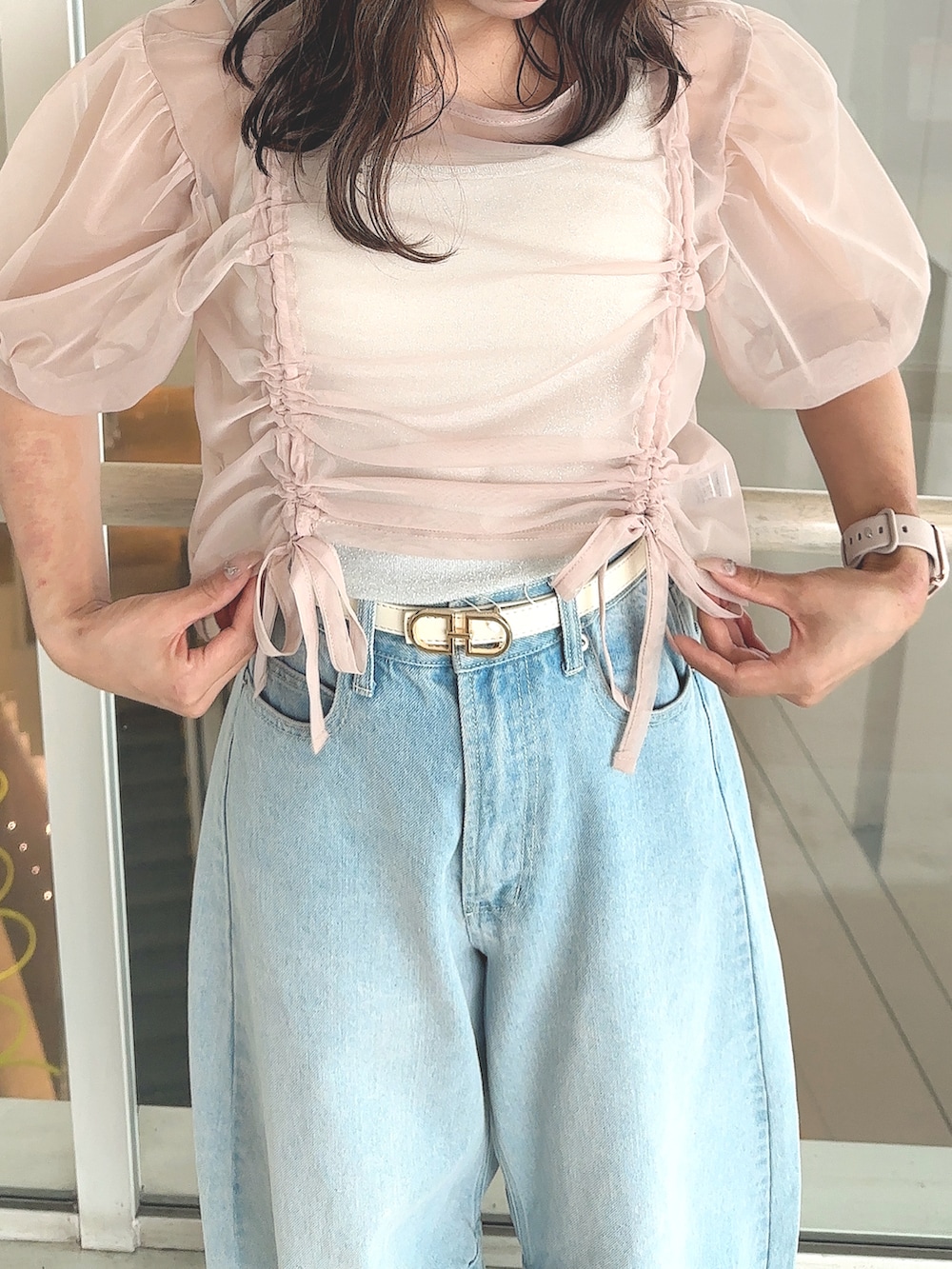 ピンク系のシャツ/ブラウス、ブルー系のデニムパンツ、ホワイト系のサンダルを着用したレディースの夏コーディネートの2枚目の写真