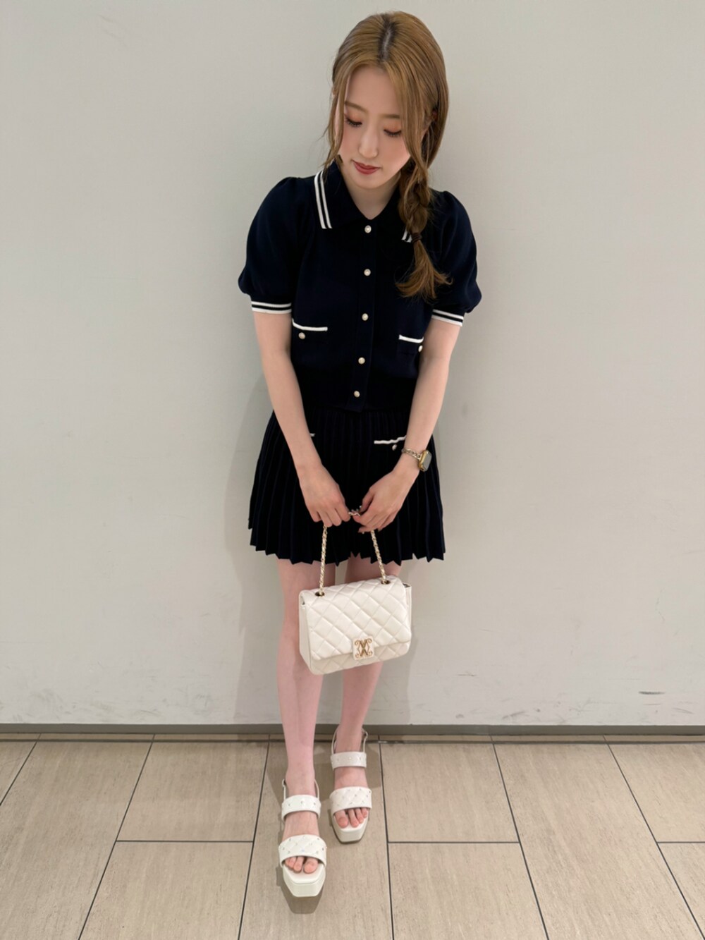 ブルー系のセットアップを着用したレディースの夏コーディネートの2枚目の写真