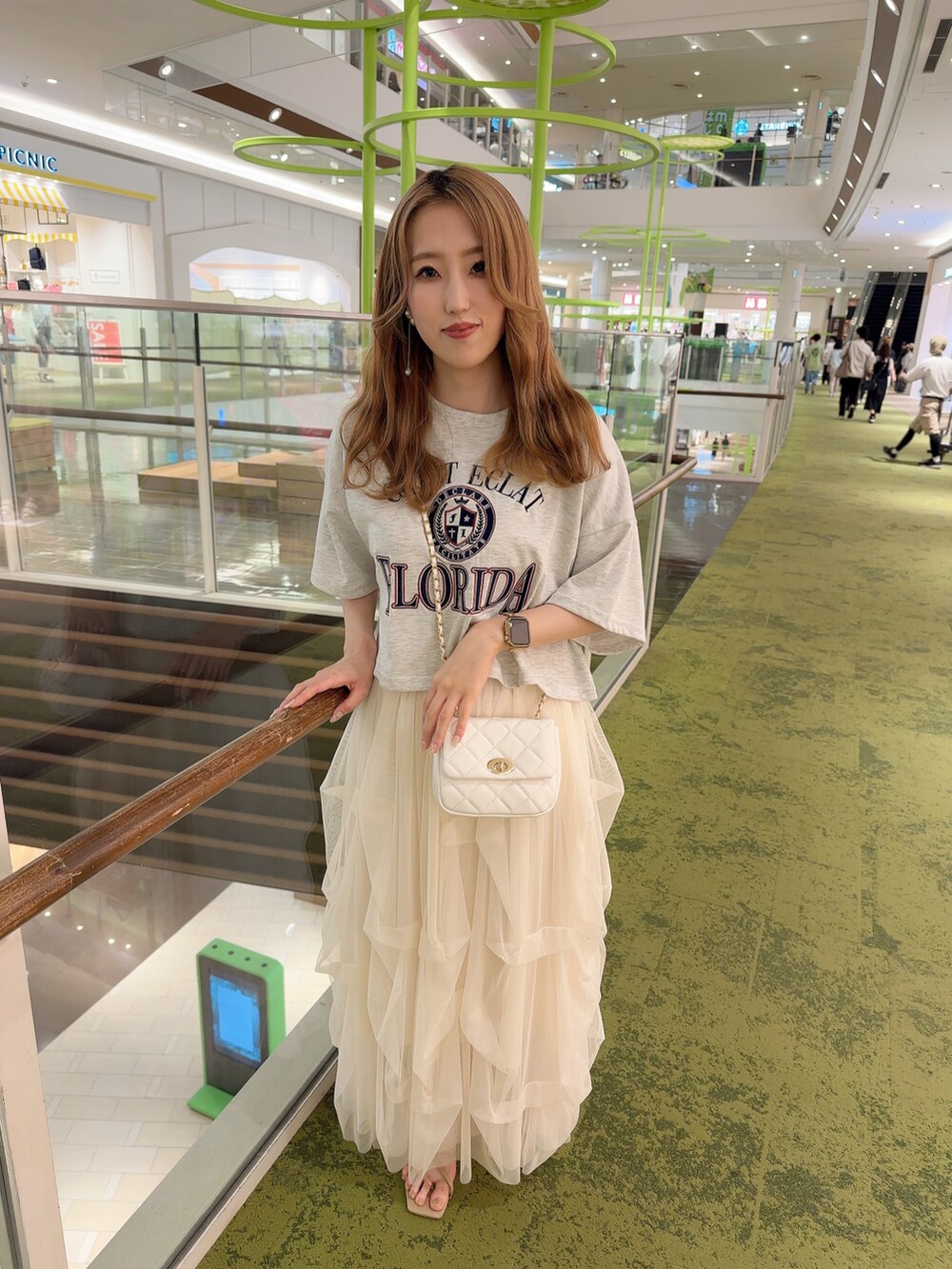 ベージュ系のTシャツ/カットソー、ホワイト系のショルダーバッグ、ホワイト系のスカートを着用したレディースの夏コーディネートの2枚目の写真