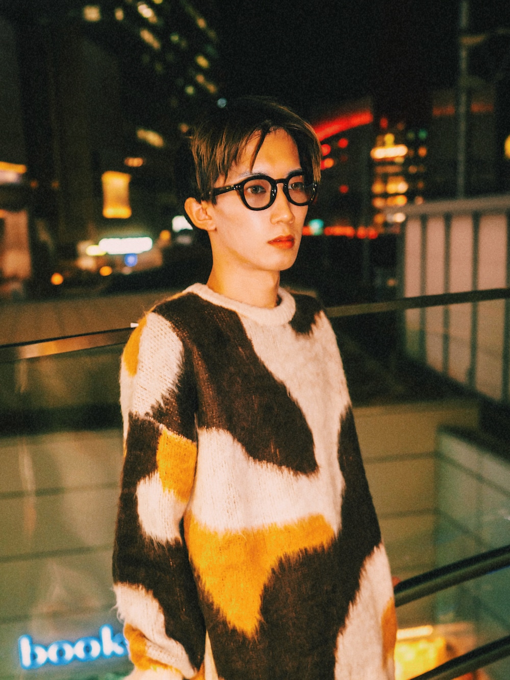 ブラウン系のニット/セーター、ブラック系のその他パンツを着用したメンズの秋コーディネートの3枚目の写真