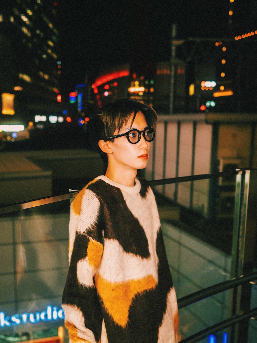 ブラウン系のニット/セーター、ブラック系のその他パンツを着用したメンズの秋コーディネートの2枚目の写真