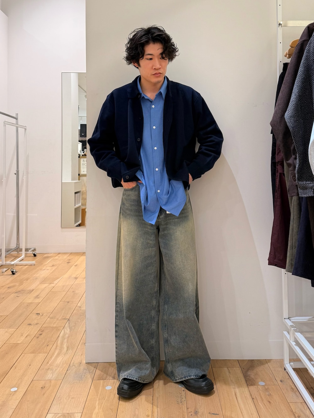 ブルー系のカーディガン/ボレロ、ブルー系のシャツ/ブラウス、ブルー系のデニムパンツを着用したメンズの春コーディネートの2枚目の写真