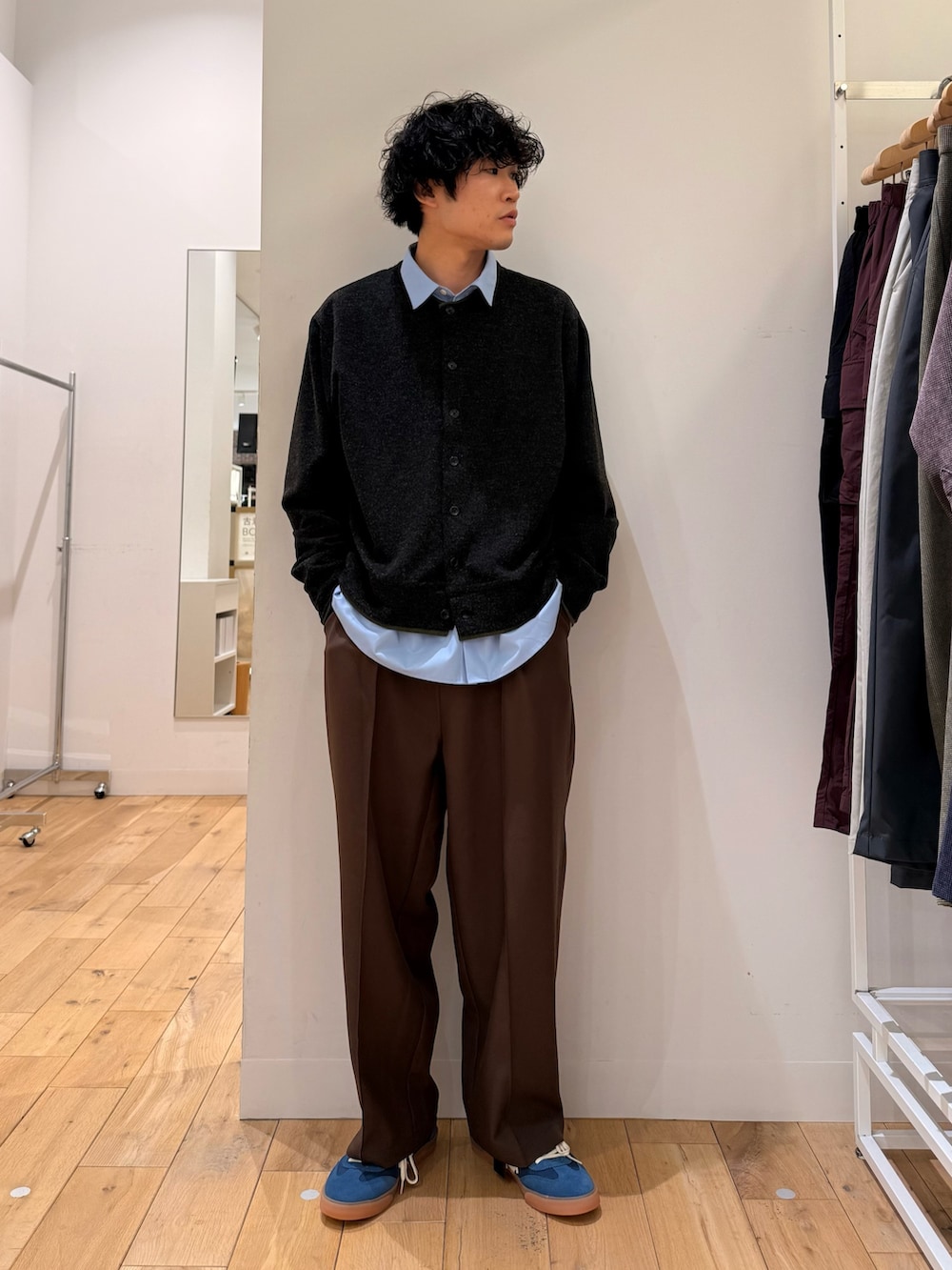 グレー系のカーディガン/ボレロ、ブルー系のシャツ/ブラウス、ブラウン系のその他パンツを着用したメンズの冬コーディネートの2枚目の写真