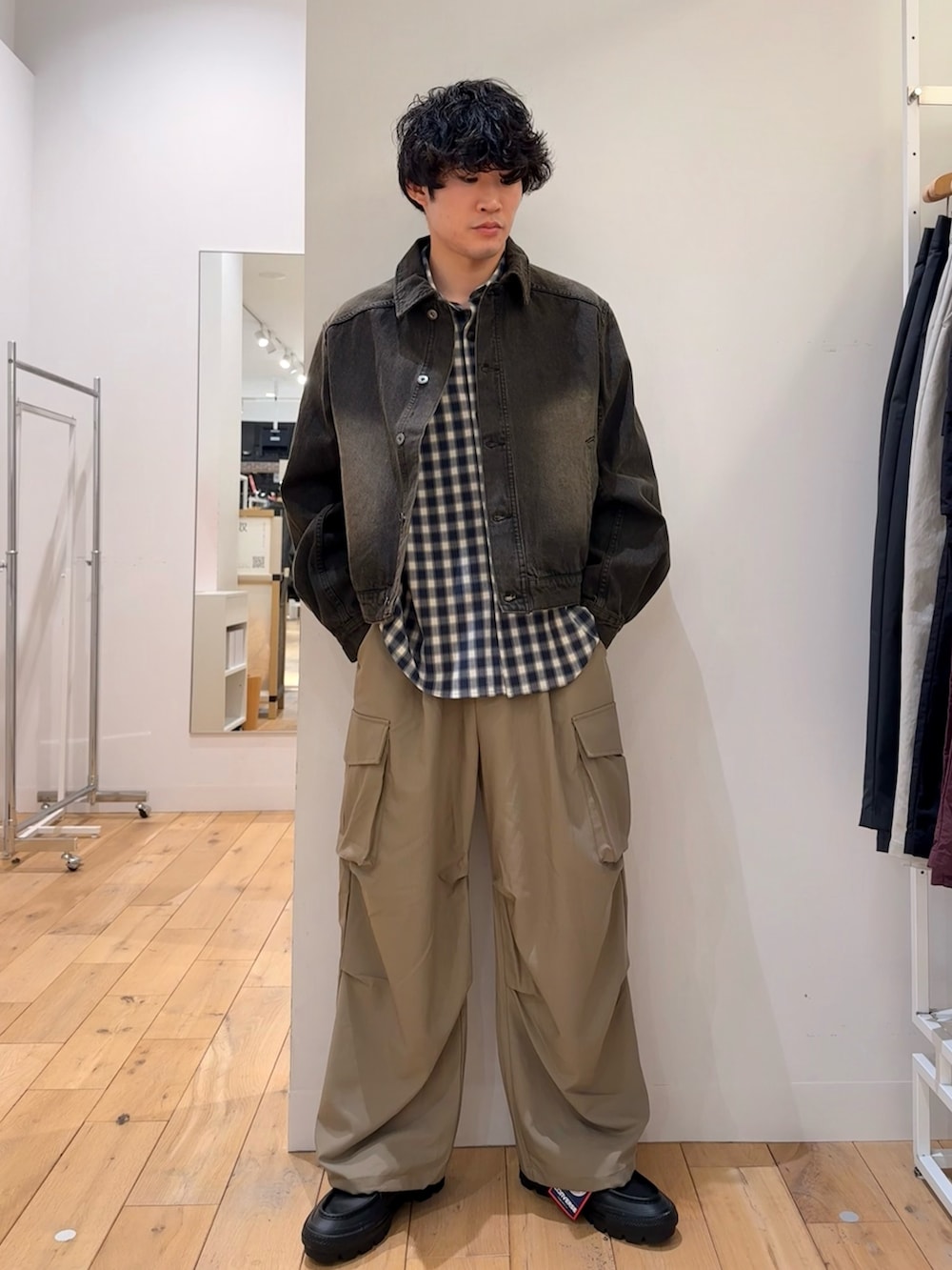 ブラック系のデニムジャケット、ブルー系のシャツ/ブラウス、ベージュ系のその他パンツを着用したメンズの冬コーディネートの2枚目の写真