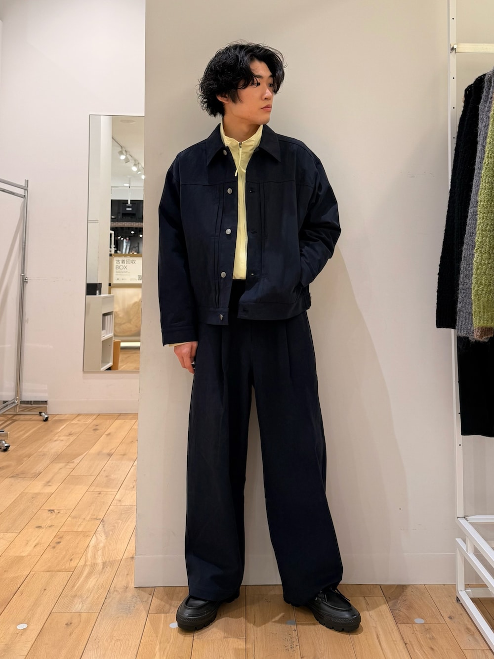 ブルー系のその他パンツ、イエロー系のブルゾン、ブルー系のブルゾンを着用したメンズの春コーディネートの3枚目の写真