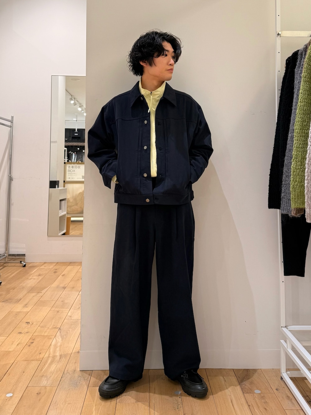 ブルー系のその他パンツ、イエロー系のブルゾン、ブルー系のブルゾンを着用したメンズの春コーディネートの2枚目の写真