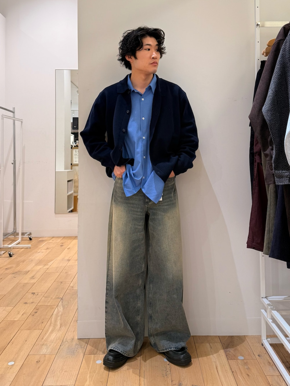 ブルー系のカーディガン/ボレロ、ブルー系のシャツ/ブラウス、ブルー系のデニムパンツを着用したメンズの春コーディネートの3枚目の写真