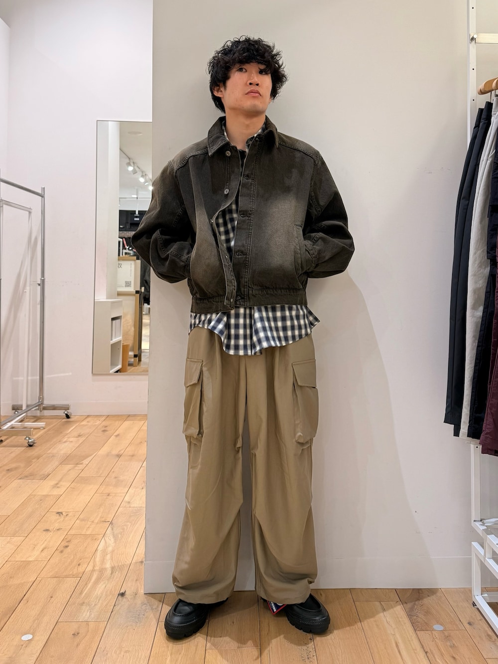 ブラック系のデニムジャケット、ブルー系のシャツ/ブラウス、ベージュ系のその他パンツを着用したメンズの冬コーディネートの4枚目の写真