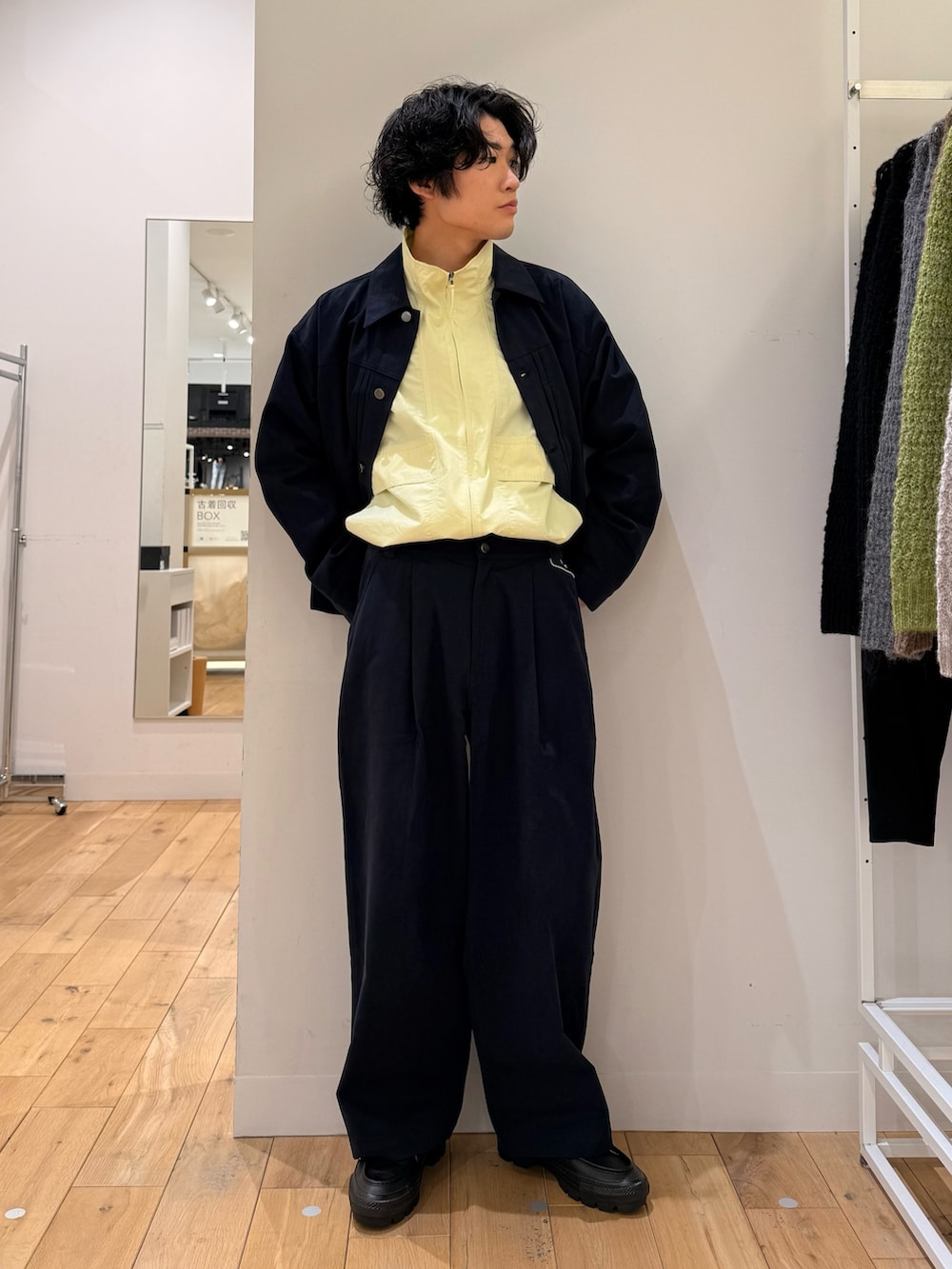 ブルー系のその他パンツ、イエロー系のブルゾン、ブルー系のブルゾンを着用したメンズの春コーディネートの4枚目の写真